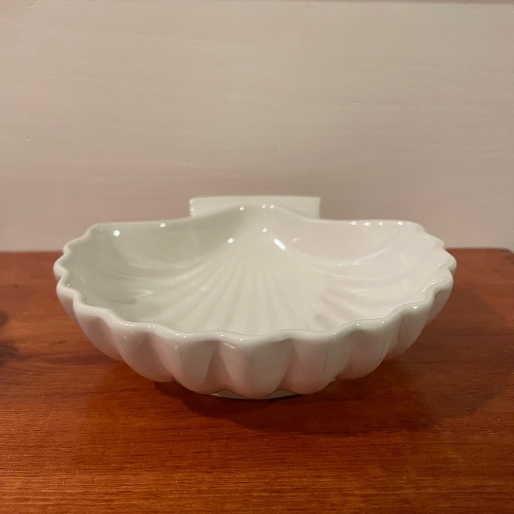 VINTAGE WHITE CERAMIC SEASHELL BOWLS - SET OF 2 - Picture 5 of 8